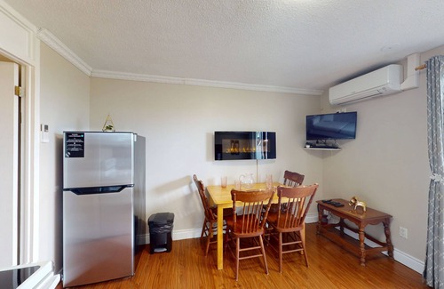 Wasaga Beach Apartamento | Lakefront studio with shared grill & firepit - steps to beach and pool