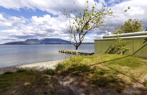 Lake Tarawera Casa | Lakefront Tarawera Bliss