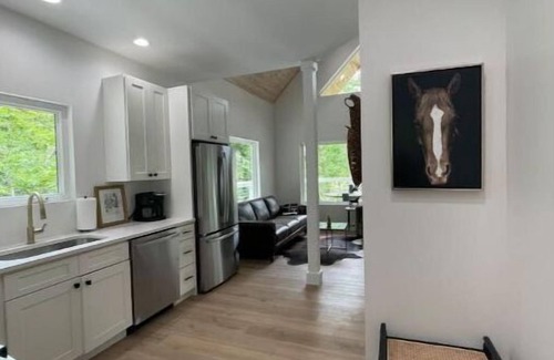 Friendsville Cabaña | *Lakefront* Tennessee Mare (Adjacent TN Stud)