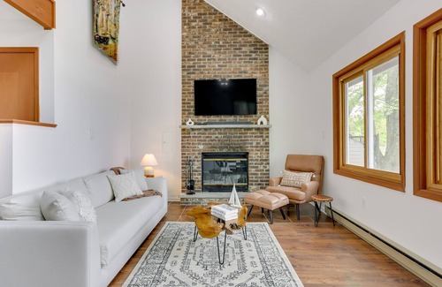 Tobyhanna Cabaña | Lakefront Tobyhanna Cottage w/ Private Hot Tub!
