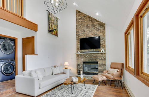 Tobyhanna Cabaña | Lakefront Tobyhanna Cottage w/ Private Hot Tub!