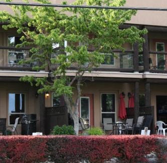 Okanagan-Similkameen Casa | Lakefront Townhouse Family Complex, Popular Wine Country and the Best Golfing