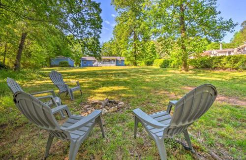 Townville Casa | Lakefront Townville Gem with Boat Dock and Kayaks