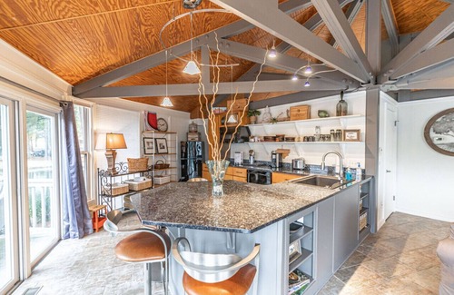 Pinehurst Cabaña | Lakefront Treehouse Retreat in Pinehurst – Perfect for Extended Stays