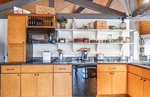 Pinehurst Cabaña | Lakefront Treehouse Retreat in Pinehurst – Perfect for Extended Stays