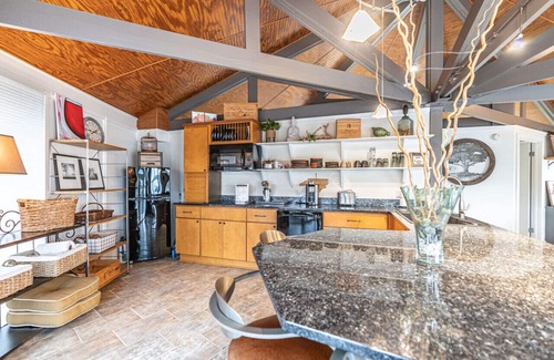 Pinehurst Cabaña | Lakefront Treehouse Retreat in Pinehurst – Perfect for Extended Stays