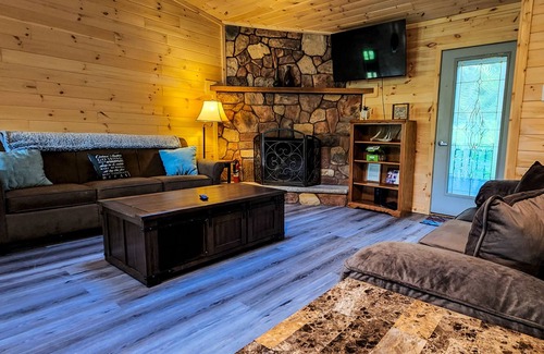 White Haven Chalet De Esquí | LAKEFRONT w/ HOT TUB, FIRE PIT, 5 MIN TO SKI / Sleeps 22/ Pet Friendly