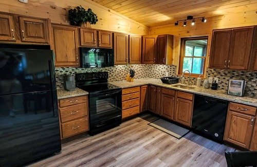 White Haven Chalet De Esquí | LAKEFRONT w/ HOT TUB, FIRE PIT, 5 MIN TO SKI / Sleeps 22/ Pet Friendly