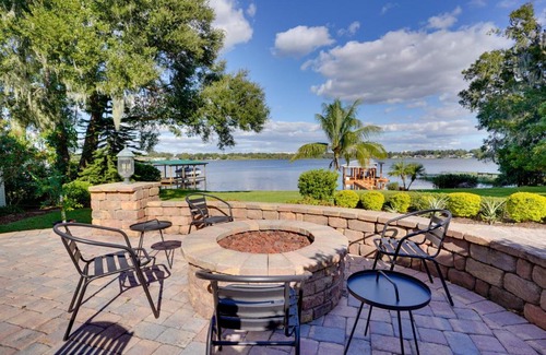 Winter Haven Casa | Lakefront Winter Haven Retreat Hot Tub and Patio!