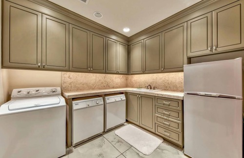 South Lake Tahoe Cabina | Lakefront with private pier and buoy