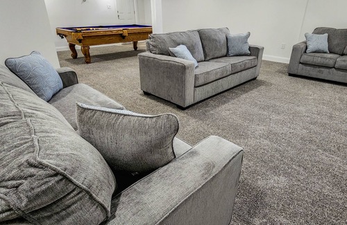 White Haven Cabina | LAKEFRONTw/HOTTUB/FIREPIT,5 min to Ski, GameRoom, KIDS PLAY AREA/Sleeps12/PetsOK