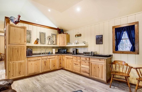 Lakehills Cabina | Lakehills Cabin with Fire Pit, Near Medina Lake!