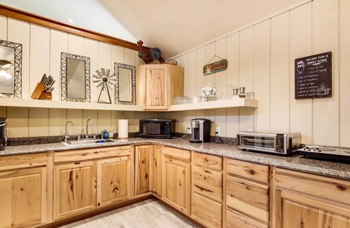 Lakehills Cabina | Lakehills Cabin with Fire Pit, Near Medina Lake!