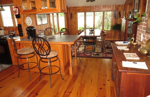 Laconia Casa | Casa del lago privado 4Bd / 3Bth duerme 10. 300'lakefront. 40 'muelle y barcos. Sin mascotas