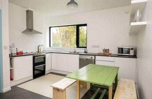 Corofin Casa | Lakehouse Art Deco retreat