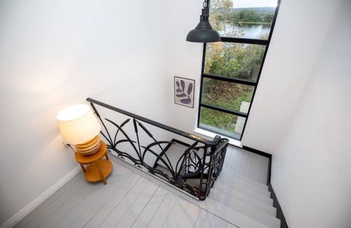 Corofin Casa | Lakehouse Art Deco retreat