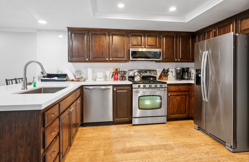 The Village Cabina | Lakehouse Retreat - Walk to Village, Lake Views, AC, Pool