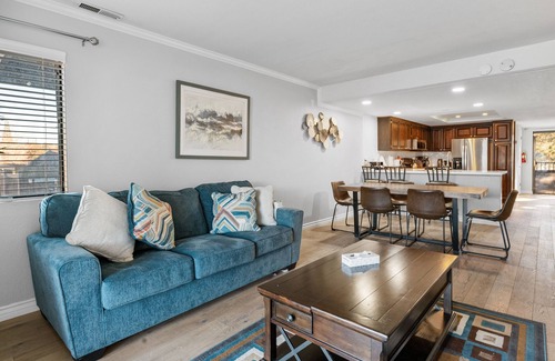 The Village Cabina | Lakehouse Retreat - Walk to Village, Lake Views, AC, Pool