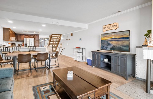The Village Cabina | Lakehouse Retreat - Walk to Village, Lake Views, AC, Pool