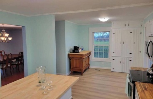 Ripley Casa | Lakehouse Vineyard on Lake Erie!