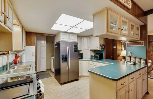 Pocono Summit Cabina | Lakehouse w/ Kayaks, MiniGolf, Sauna, HotTub, Swings and playground for Kids!