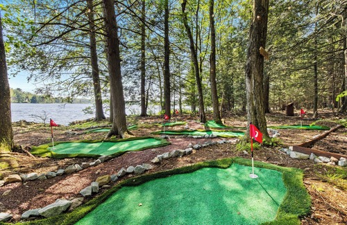 Pocono Summit Cabina | Lakehouse w/ Kayaks, MiniGolf, Sauna, HotTub, Swings and playground for Kids!