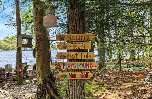 Pocono Summit Cabina | Lakehouse w/ Kayaks, MiniGolf, Sauna, HotTub, Swings and playground for Kids!