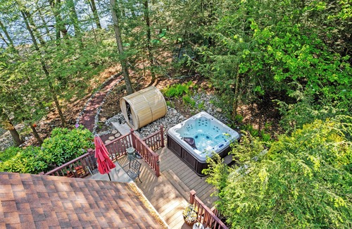 Pocono Summit Cabina | Lakehouse w/ Kayaks, MiniGolf, Sauna, HotTub, Swings and playground for Kids!