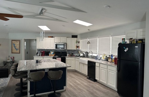 Kemp Casa | Lakehouse with Pool and Steam Room