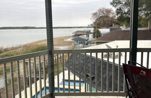 Kemp Casa | Lakehouse with Pool and Steam Room