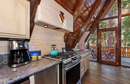 Lake Arrowhead Chalet De Esquí | Lakes Edge Lodge A-frame steps away from the lake