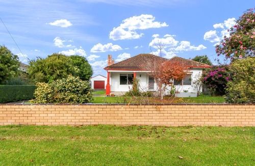 Lakes Entrance Casa | Lakes Intown - Cosy per-friendly house ideal for families and small groups