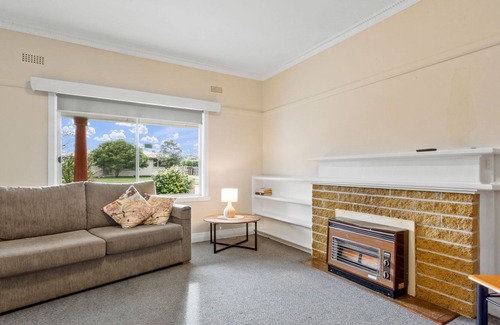 Lakes Entrance Casa | Lakes Intown - Cosy per-friendly house ideal for families and small groups