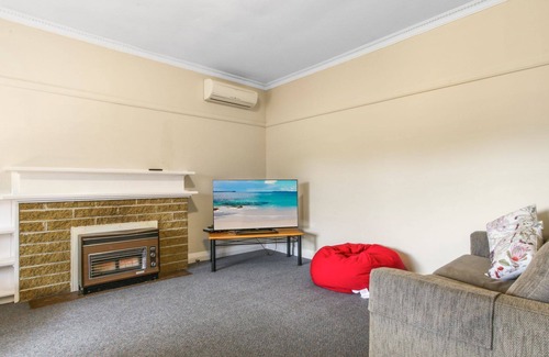 Lakes Entrance Casa | Lakes Intown - Cosy per-friendly house ideal for families and small groups