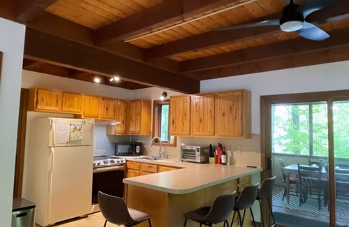 Lakeville Chalet De Esquí | Lakes with Resort Amenities in Lake Ariel