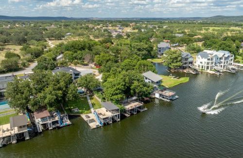 Kingsland Casa | Lakeshore Landing with Concierge Services