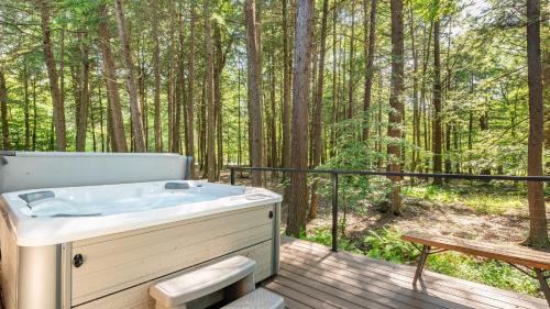 Blakeslee Casa | Lakeshore Oasis by AvantStay Private Beach Views Hot Tub Volleyball