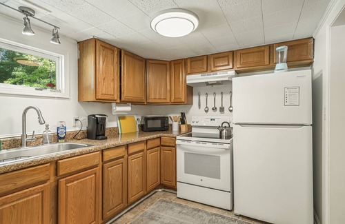 Dickson Cabaña | Lakeside, 2-Bedroom Cottage with Fire Pit in Dickson