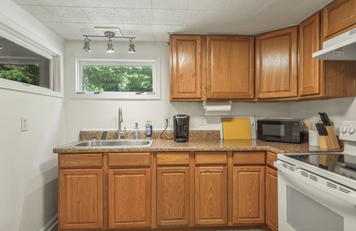 Dickson Cabaña | Lakeside, 2-Bedroom Cottage with Fire Pit in Dickson