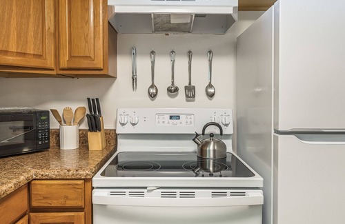 Dickson Cabaña | Lakeside, 2-Bedroom Cottage with Fire Pit in Dickson