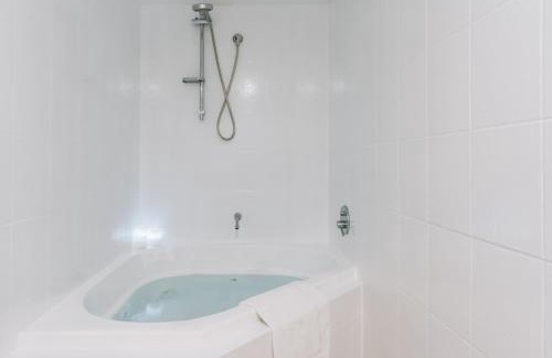 Belconnen Apartamento | Lakeside 3-Bed Apartment with Jacuzzi