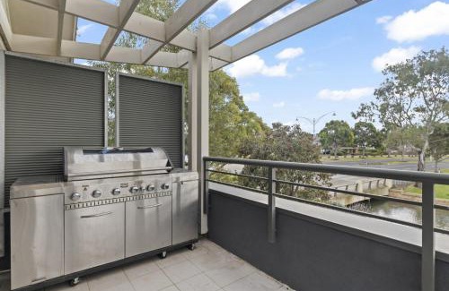 Sanctuary Lakes Casa | Lakeside 3-Bed Family Home with Amazing Views
