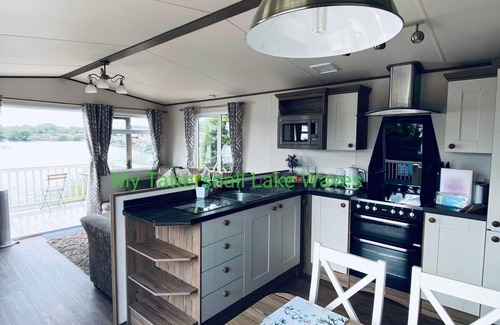 Tattershall Casa | LAKESIDE 3-bedroom holiday home with HOT TUB