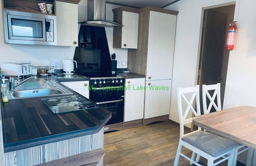 Tattershall Casa | LAKESIDE 3-bedroom holiday home with HOT TUB