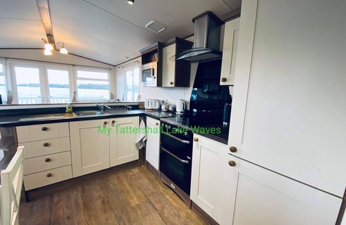 Tattershall Casa | LAKESIDE 3-bedroom holiday home with HOT TUB