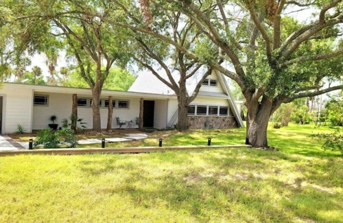 Los Fresnos Casa | Lakeside A-Frame w/Deck for Fishing-Short Drive to South Padre Island, Space X.