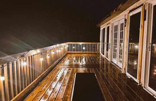 Burlington Cabaña | Lakeside Artist Retreat minutes from Elon U, Gboro & RDU! Pvt beach, deck & more