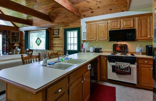 Golden Casa | Lakeside Beautiful Cabin with Loft & Balls