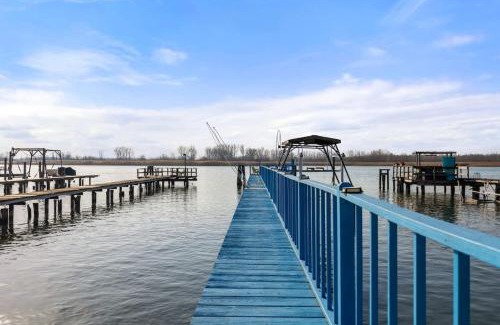 Pearl Beach Apartamento | Lakeside Bliss 2BR, 1BA with All Modern Comforts