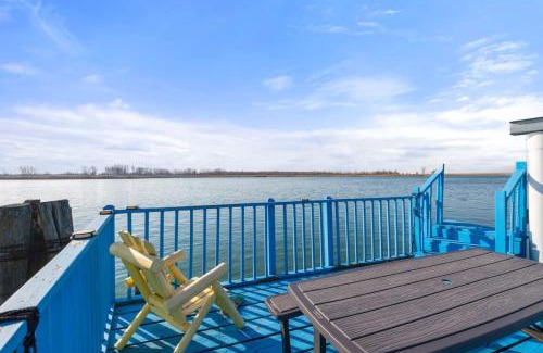 Pearl Beach Apartamento | Lakeside Bliss 2BR, 1BA with All Modern Comforts
